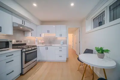 Image de Bright & Beautiful suite in vibrant Hastings Sunrise 15 min Downtown. 5 min Pne
