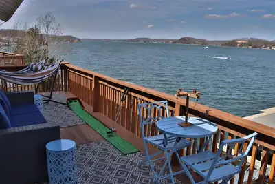 Image de Cozy top floor condo with fireplace and panoramic view of the main channel