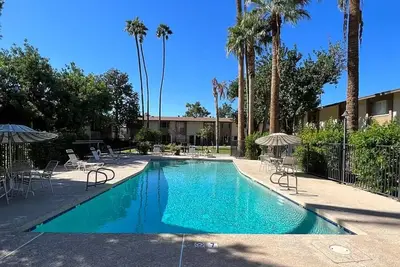 Image de Desirable Old Town Scottsdale Townhouse