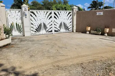 Image de Studio bas de villa; quartier calme, mitoyen d'un F2, à louer seul ou ensemble.