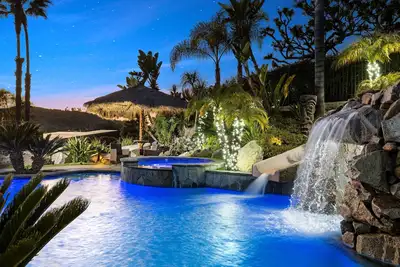 Image de Tropical Paradise: Enchanting Vacation Home with a Resort-Style Oasis Backyard!