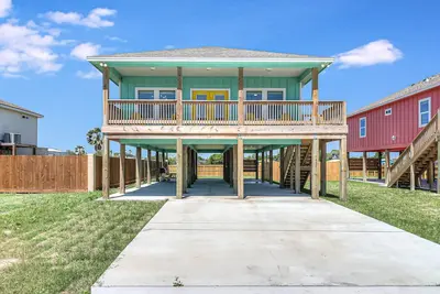 Image de Gorgeous side-by-side beach houses with furnished decks, Ac, & full kitchens