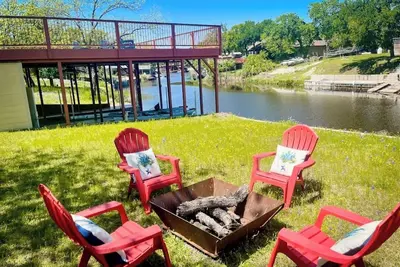 Image de Cozy Waterfront Home on Lake Lbj Kayaks Included!