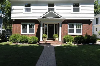 Image de Most desired neighborhood in Ann Arbor\n\nSleeps 8. 4 bedrooms. 2 bathrooms\n
