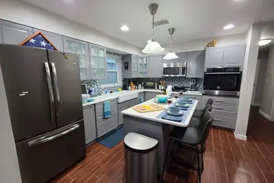 Image de Your St Pete and Clear Water Close Builtin Pool King Bed Full Kitchen Island
