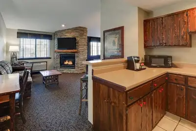 Image de Theme Suite w/ Kitchenette & Dry Bar! Stoney Creek Des Moines, Parking