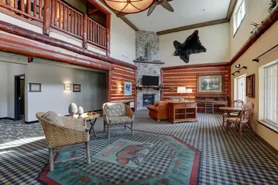 Image de Theme Suite w/ Whirlpool Cottage, Fireplace, Stoney Creek Johnston | 2 Units