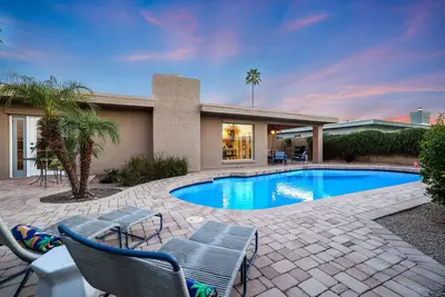 Image de Newly Renovated 3bed/2bath Bungalow. Pool & Designer interiors. Lush private yard.