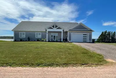 Image de 3 bedroom Waterfront Home | Brackley Bay | Booking September/October 2025!