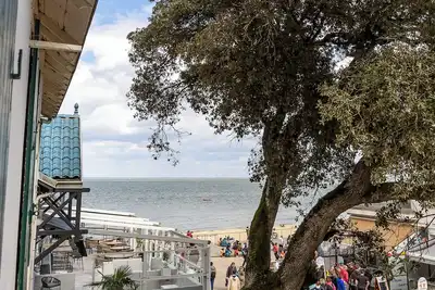 Image de Appartement 'Pieds Dans L'eau À Plage Des Dames' avec vue sur la mer, terrasse privée et Wi-Fi