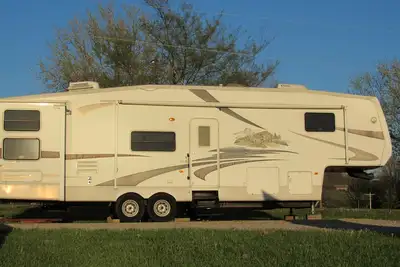 Image de Totality Eclipse Lodging Fifth Wheel Camper