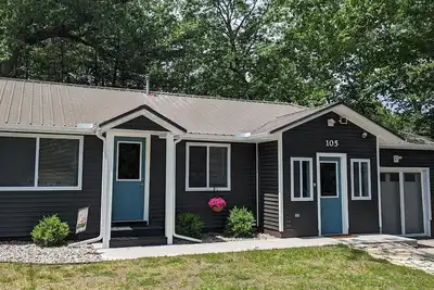 Image de Modern, Clean Cottage, 1 block from the lake and close to town