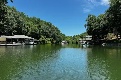 Image de Lakefront 4br, Private Dock, Fire Pit, Internet, Kayaks, Game room, Quiet cove