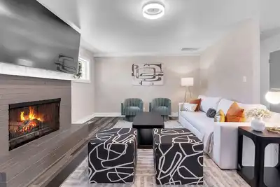 Image de 2300 sqft. Cozy Getaway w/ King Bed, Office & Fenced Backyard