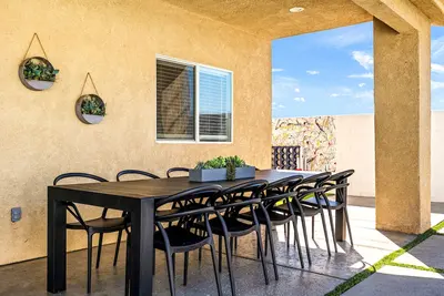 Image de An entertaining fun experience, with pool, spa, and indoor and outdoor game room