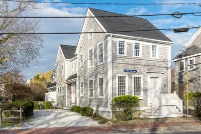 Image de A+ Location! In-Town, 3 bedroom+, 2. 5 bathroom with water views and parking!