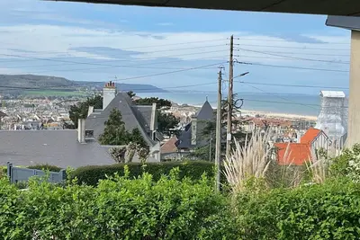 Image de Studio neuf sur les hauteurs proche plage avec vue sur la baie de Deauville.