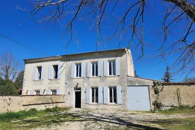 Image de Villa Ausone, maison spacieuse entièrement rénovée lumineuse avec beaux volumes.