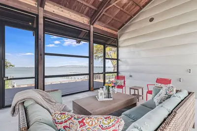 Image de 5 houses on a 3 acre private waterfront property. Pier and kayak launch!