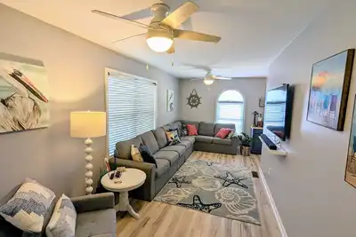 Image de Pelican's Loft: Steps from the beach access