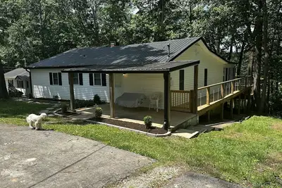 Image de Modern Lodge! Lakeview Retreat! 2 mins to Lees Ford Marina