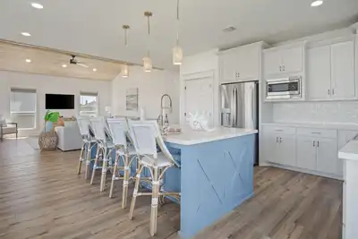 Image de Stunning Beach House: 2 Master Suites & Elegance Await!
