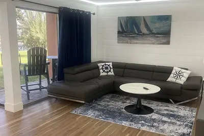 Image de Updated Lakeview condo in Gated community close to beach.