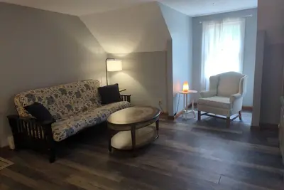 Image de Pet Friendly & Family Friendly Second floor apartment with fenced in backyard!