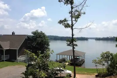 Image de The View at Lake Martin - with a boat dock and private boat ramp
