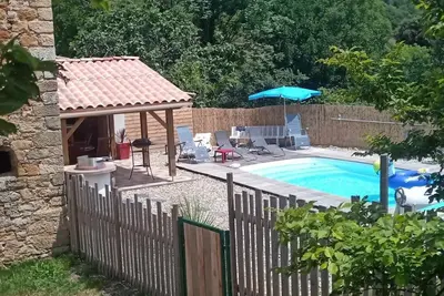 Image de Maison de campagne avec piscine Grand Parc ainsi qu'un boulodrome