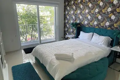 Image de Miami 3 Story Townhouse with Balcony, Rooftop & Parking