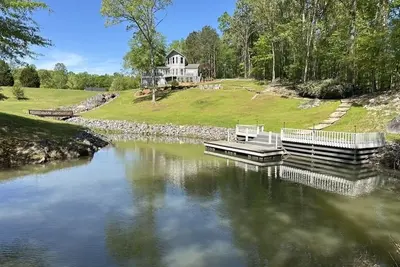 Image de Idle Speed Lake Martin - Newly remodeled spacious 5br \/ 3. 5 Ba. Lakefront home
