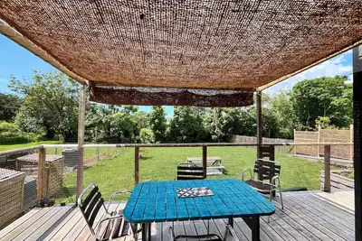 Image de Jolie maison en bois à 2 pas des commerces et à proximité des plages, en famille