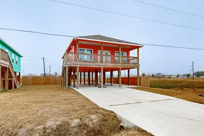 Image de Updated beach house with a furnished deck, washer/dryer, central Ac, & gas grill