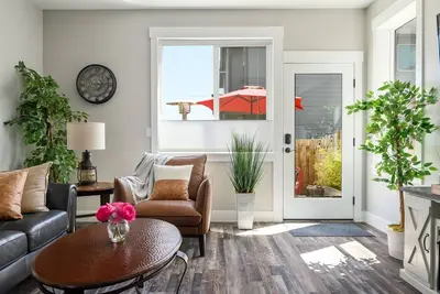 Image de Dog-Friendly Downtown Carlton Townhouse #4, Steps to Tasting, Dining, Shops, Bbq