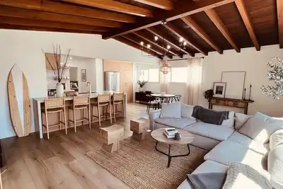 Image de Beautiful 2 Bedroom beach bungalow! Steps to the sand!