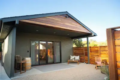 Image de Lasso Lodge ~ Walking distance to wine tastings and restaurants! \nKing size bed\n