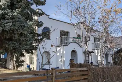 Image de Entire rental unit in Lillooet, Canada\n4 guests 2 bedrooms 2 beds1 bath\n
