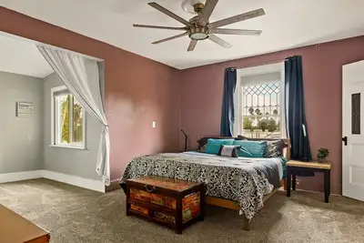 Image de The whole group will be comfortable in this spacious and unique space.