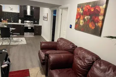 Image de Chic & Cozy 2 Queen Bedroom Suite! Retire to a calm space after a buzzing day!
