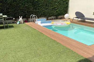 Image de Maison avec piscine entre plage et ville dans quartier calme