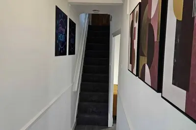 Image de Beautiful furnished 3 bedroom house plus a Tv room in the basement