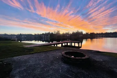 Image de Lake Tapps Dock House on the Bankers Island with Boat Launch