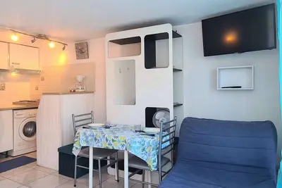 Image de Studio rénové avec piscine, proche port et plage - 3 couchages