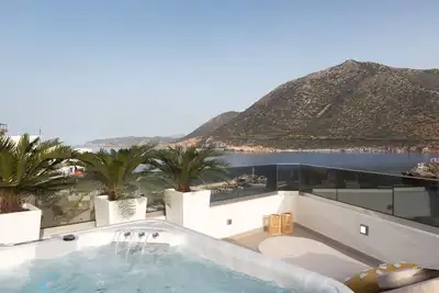 Image de Iris Luxury Home, beachfront with jacuzzi in Mpali