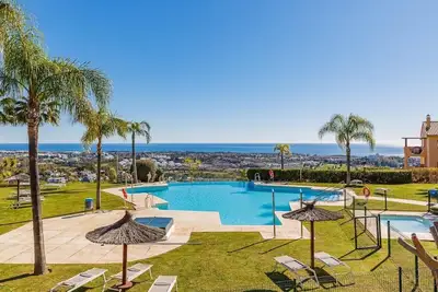 Image de Magnifique appart stylé vue imprenable sur mer et montagne à Marbella Benahavis