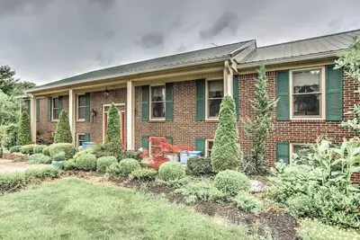 Image de Large & Private Guest House Apt w/ Patio + Views! \n\n