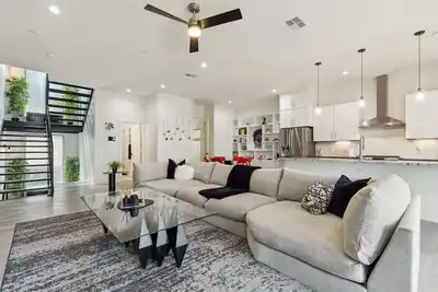 Image de Banksy-Inspired Urban Home in Bishop Arts