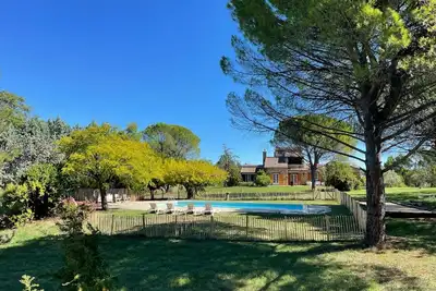 Image de Mas Provençal au cœur d'un parc privé arboré!