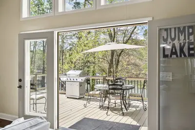 Image de Waterfront with an easy walk to party dock and pet friendly home on Lake Lanier
